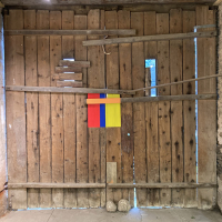 Balsaholz auf Scheunentor, Neumagen, 2025